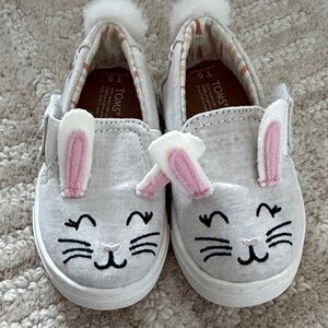 TOMS Kids' Gray and Pink Bunny Face Slippers
